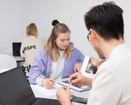 Schüler*innen beim Lernen im Lernraum