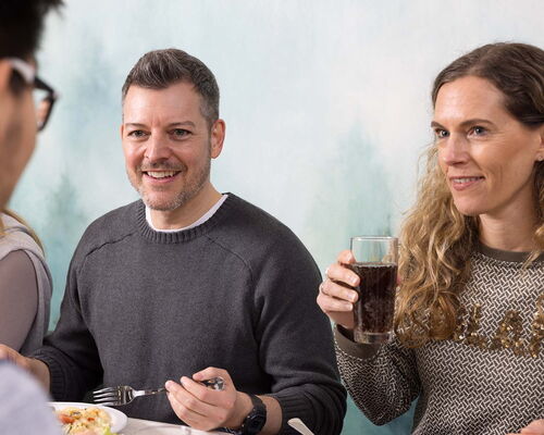 Tagungsteilnehmer*innen beim Mittagessen im Speisesaal