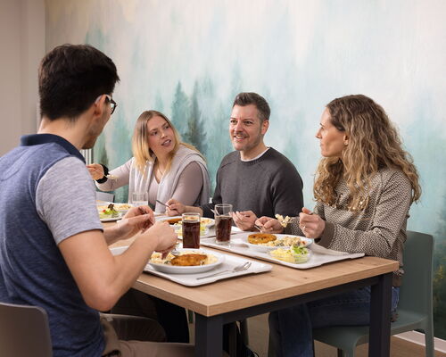 Mittagessen im Speisesaal