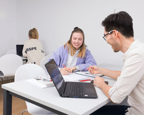 Schüler*innen beim Lernen im Lernraum