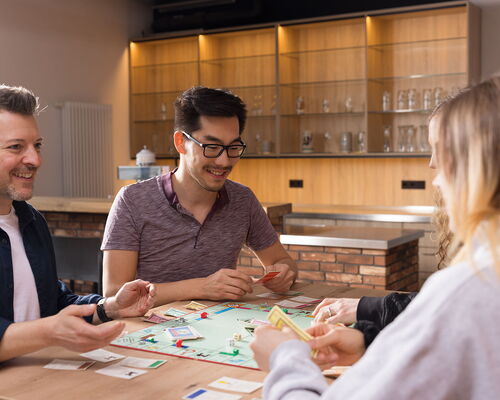 gemeinsames Spielen in der Bar