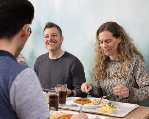 Tagungsteilnehmer*innen beim Mittagessen im Speisesaal