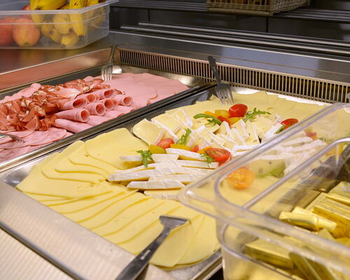 Wurst- und Käseauswahl beim Frühstücksbuffet